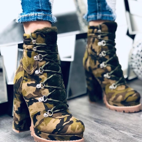 Sarah Siah Shoes - 𝙇𝙖𝙨𝙩 6, 6.5 & 8🖤Camouflage Lace Up Lug Platform